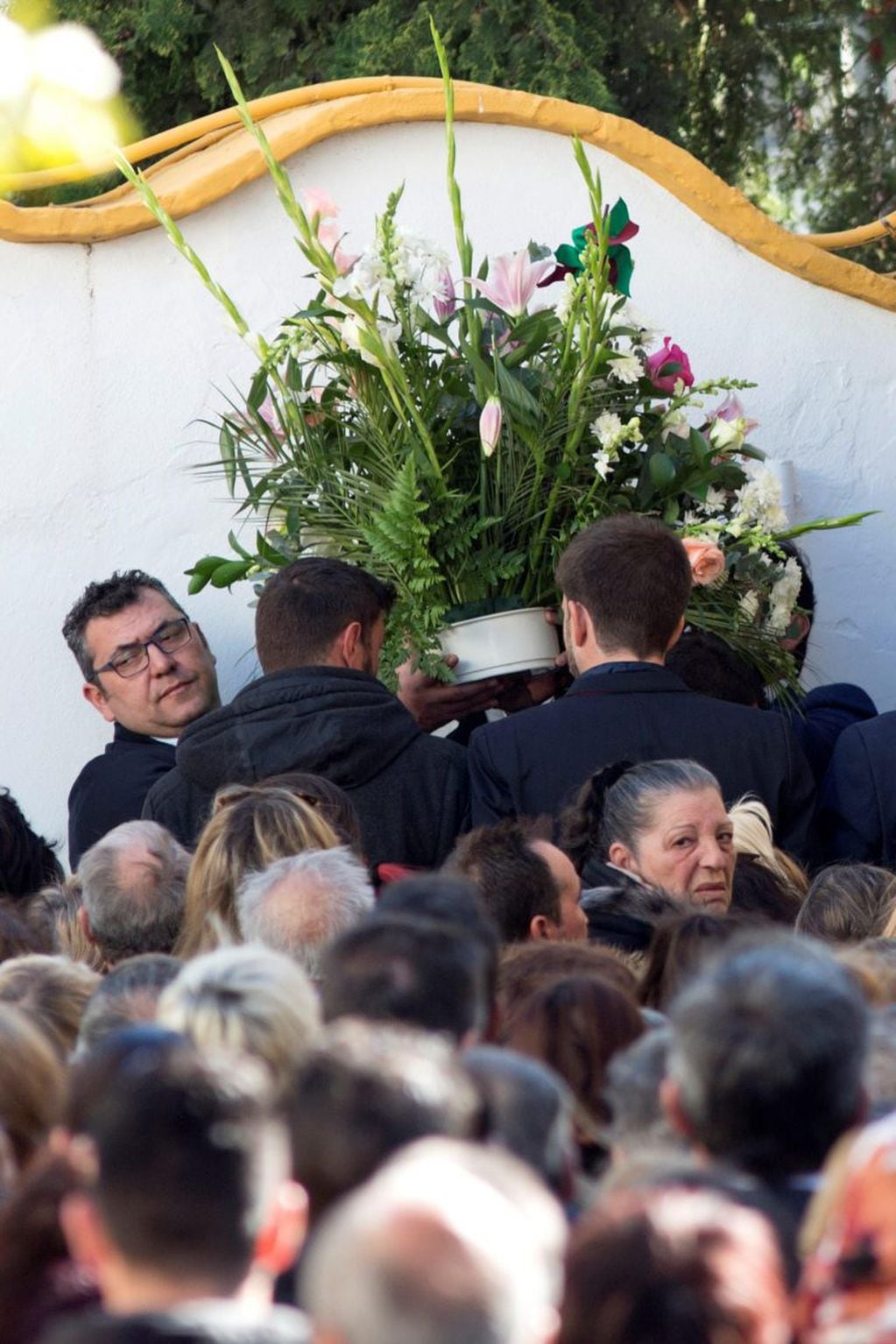 Cientos de personas acuden a dar su último adiós a Julen, el niño de 2 años que murió tras caer a un pozo el pasado 13 de enero en Totalán (Málaga), y cuyo entierro ha tenido lugar este domingo en el cementerio de la barriada malagueña de El Palo. (Foto: EFE/Daniel Pérez)