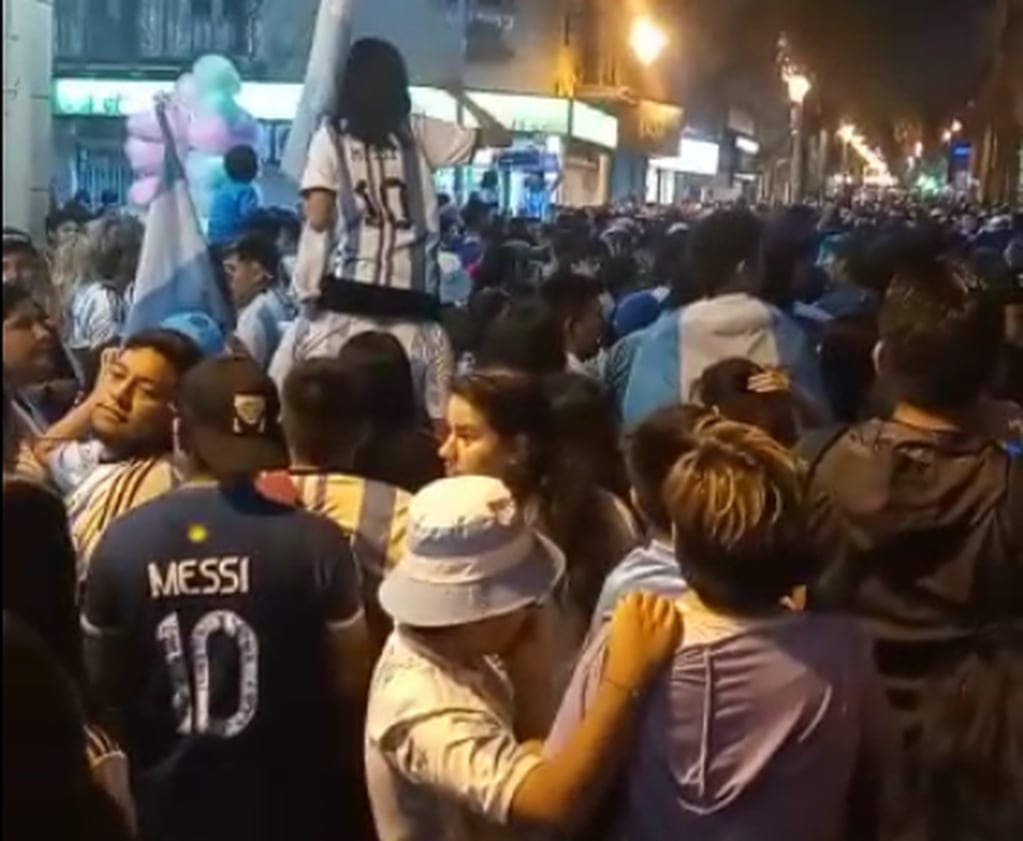 Ganó la Selección Argentina en su tercer partido del Mundial de Fútbol y los festejos atronaron en la calles, en San Salvador de Jujuy.
