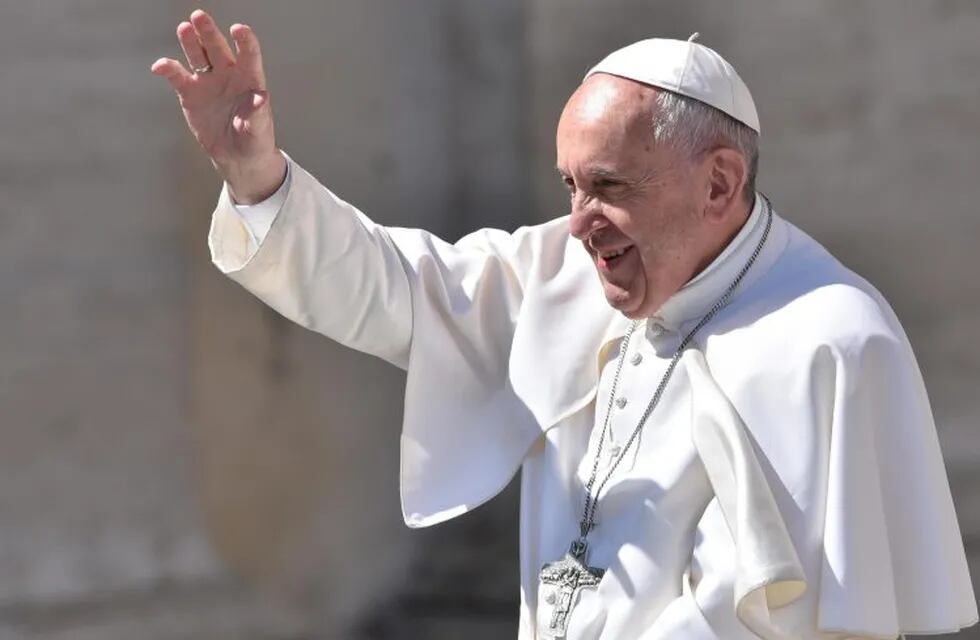 Vatican City (Vatican City State (holy See)), 30/04/2017.- Pope Francis waves as he arrives for an audience with Azione Cattolica Italiana in St. Peter's Square, Vatican City, 30 April 2017. Azione Cattolica Italiana is a Roman Catholic lay association in Italy. (Papa, Italia) EFE/EPA/GIORGIO ONORATI