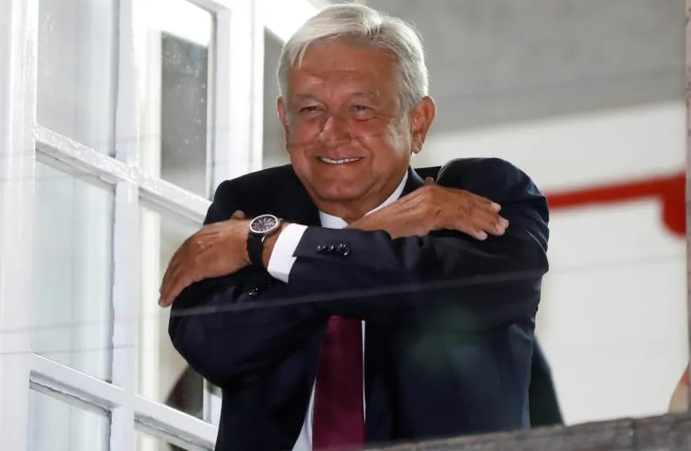 Andrés Manuel López Obrador, saluda a sus votantes el 2 de julio en Ciudad de México, México, luego de su triunfo (Web)