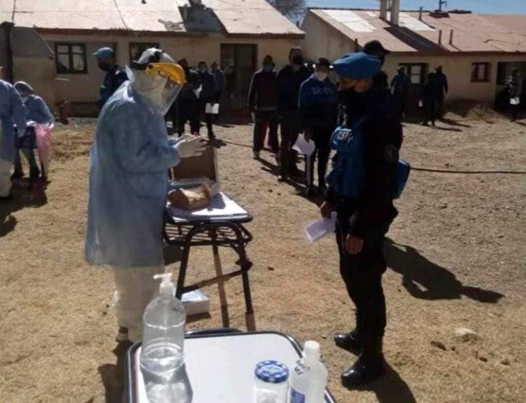 Efectivos policiales son testeados en La Quiaca, presunto epicentro de una serie de contagios entre miembros de la fuerza de seguridad.