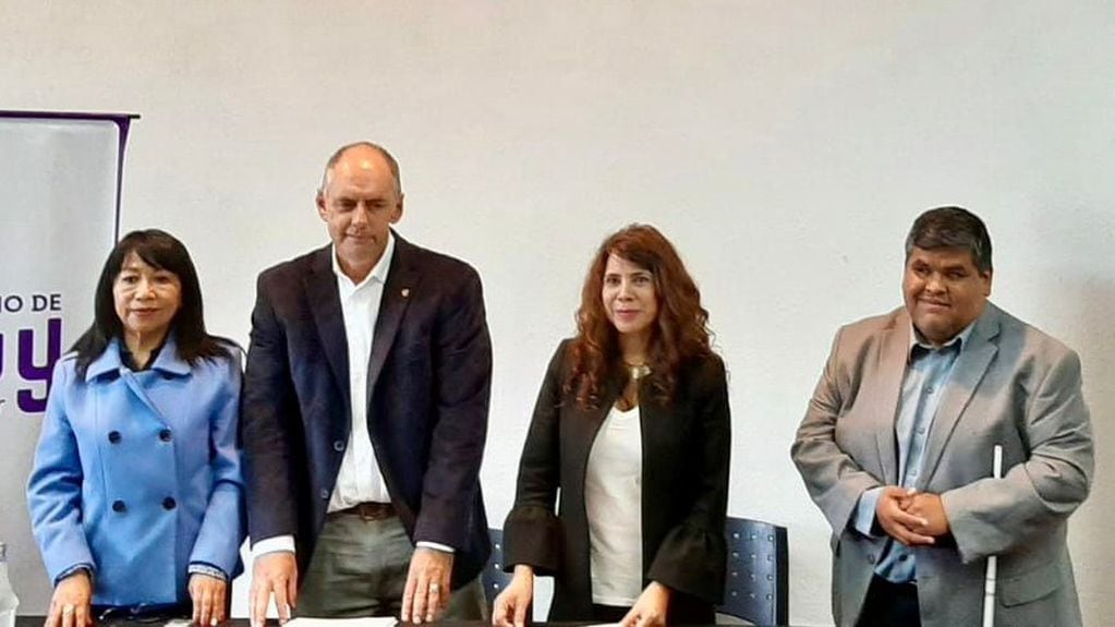 Luis Alonso, titular de la UEJ, y la ministra Alejandra Martínez (ambos al centro) encabezaron el acto de firma del convenio para la promoción del modelo "menú inclusivo" en el sector gastronómico de Jujuy.