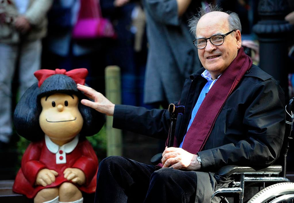 Quino junto a una estatua de Mafalda en el 2014. AFP PHOTO/ MIGUEL RIOPA
