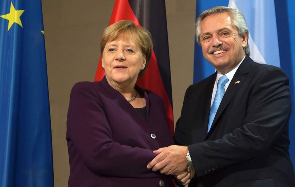 Alberto Fernandez junto a Angela Merkel (AP Photo/Jens Meyer).