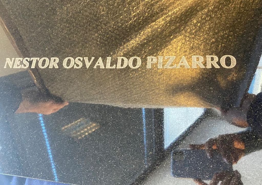 La placa de mármol del caído cordobés Néstor Osvaldo Pizarro, lista para ser embalada y transportada a las islas próximamente.