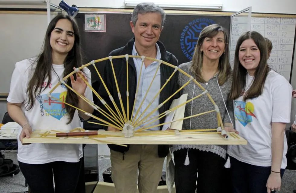 Monzani con las estudiantes ganadoras y Rossana Jaca, docente coordinadora del certamen académico