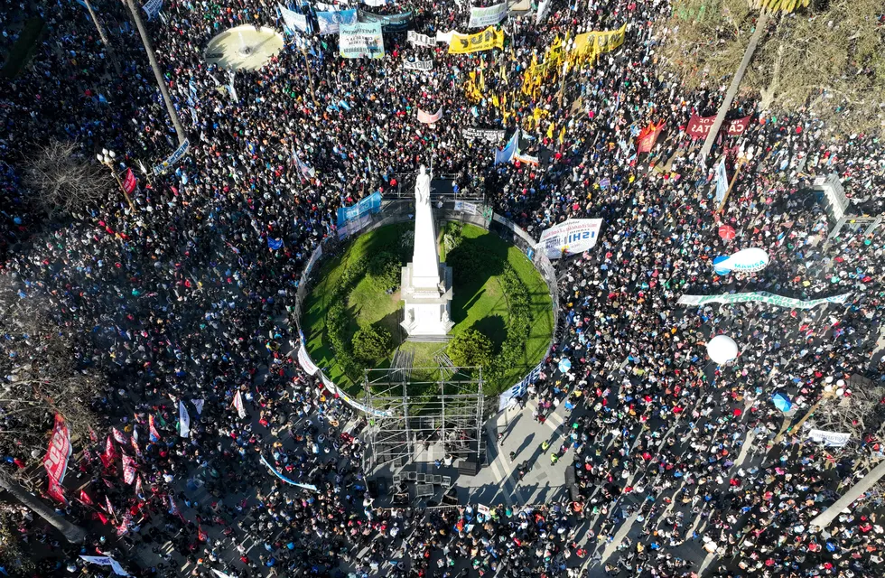 La Plaza de Mayo y las inmediaciones del Centro porteño se vieron totalmente colmadas de manifestantes que apoyaron a Cristina Kirchner. Foto: Clarín.