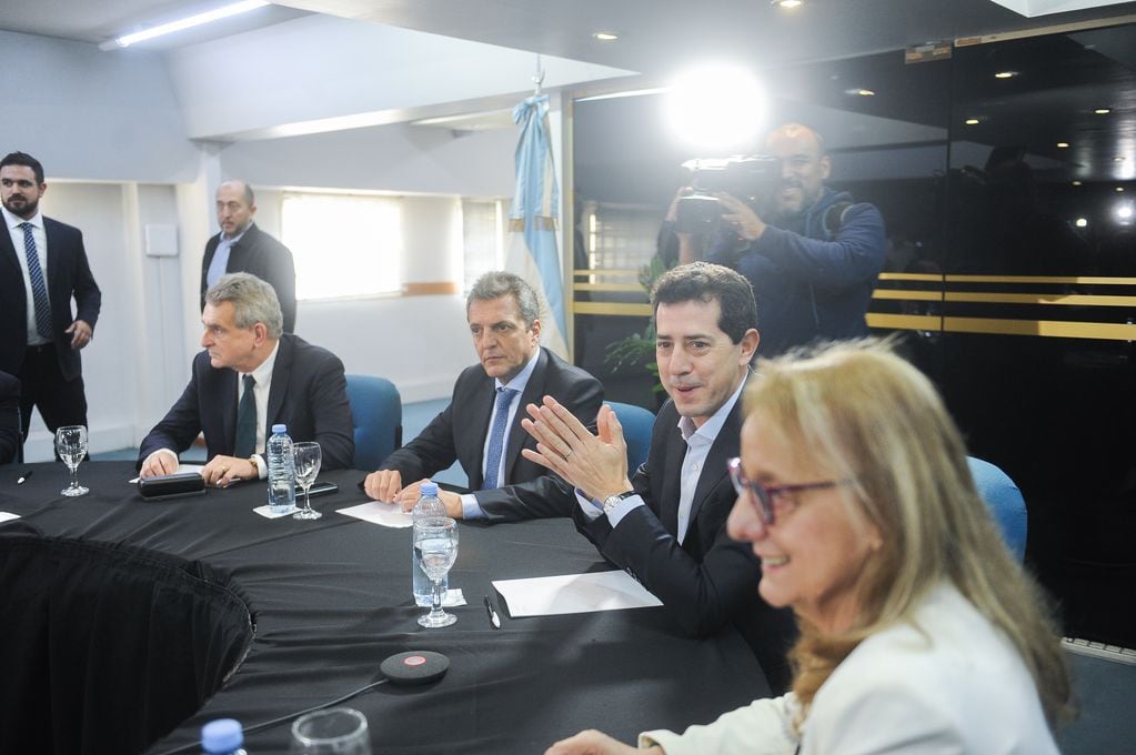 Agustín Rossi, Eduardo "Wado" de Pedro, Sergio Massa, Alicia Kirchner en la reunión con gobernadores en el CFI. Foto: Federico López Claro.