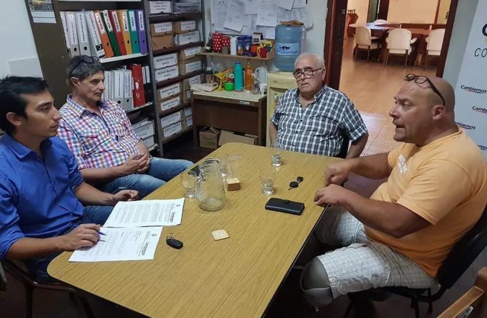 Los creadores de la silla anfibia junto a Adrián Otero y Nicolás Aramayo, concejales de cambiemos