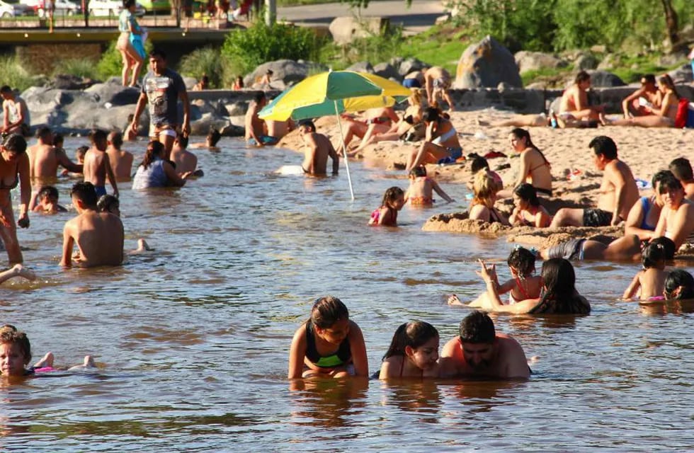 El balneario Playas de Oro, en Villa Carlos Paz, mostró tanta gente durante este "finde" largo como en los mejores días de enero.  (La Voz)