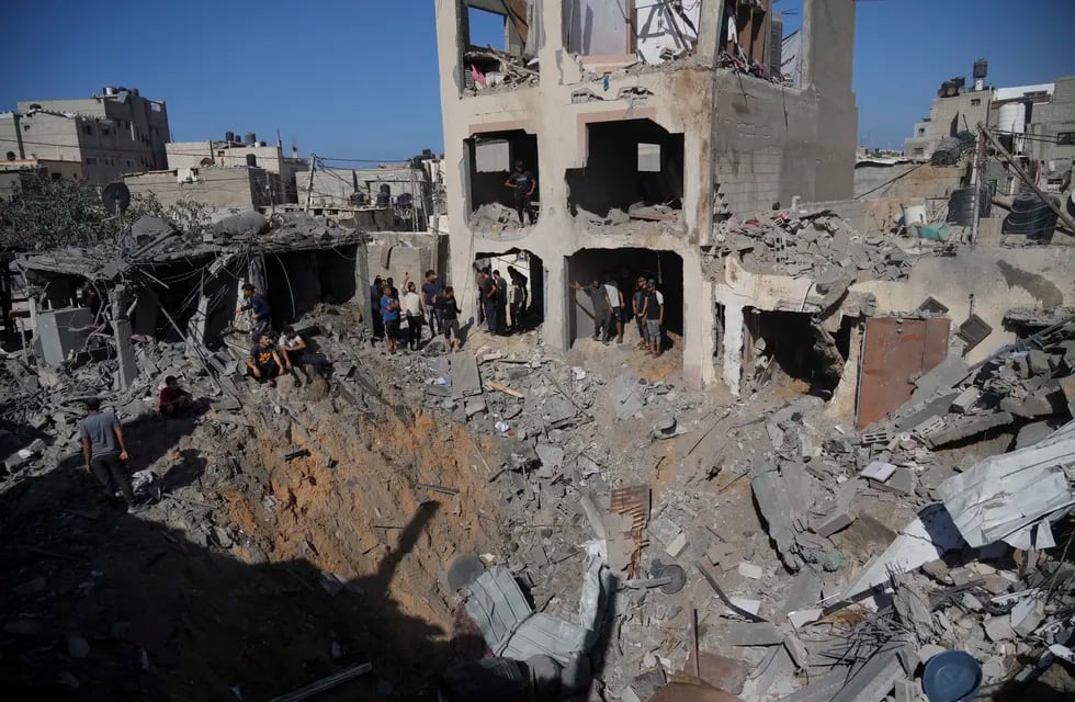 Palestinos observan un edificio destruido por un bombardeo israelí en Deir al Balah, en la Franja de Gaza, el 7 de noviembre de 2023.