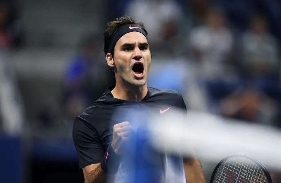 TOPSHOT - Switzerland's Roger Federer wins a point against Frances Tiafoe of the US during their 2017 US Open Men's Singles match at the USTA Billie Jean King National Tennis Center in New York on August 29, 2017. / AFP PHOTO / Jewel SAMAD