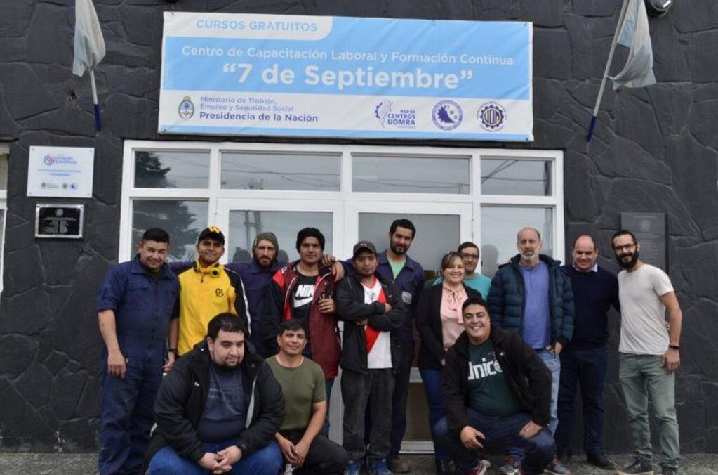 Yanira Martinez Ortiz junto a jóvenes que desarrollan deiferentes cursos de capacitación.