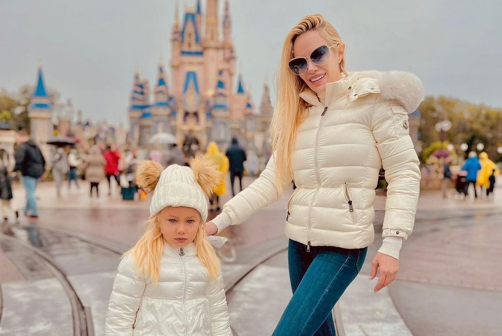 Salazar y su hija Matilda en un viaje a Disney. (Instagram).
