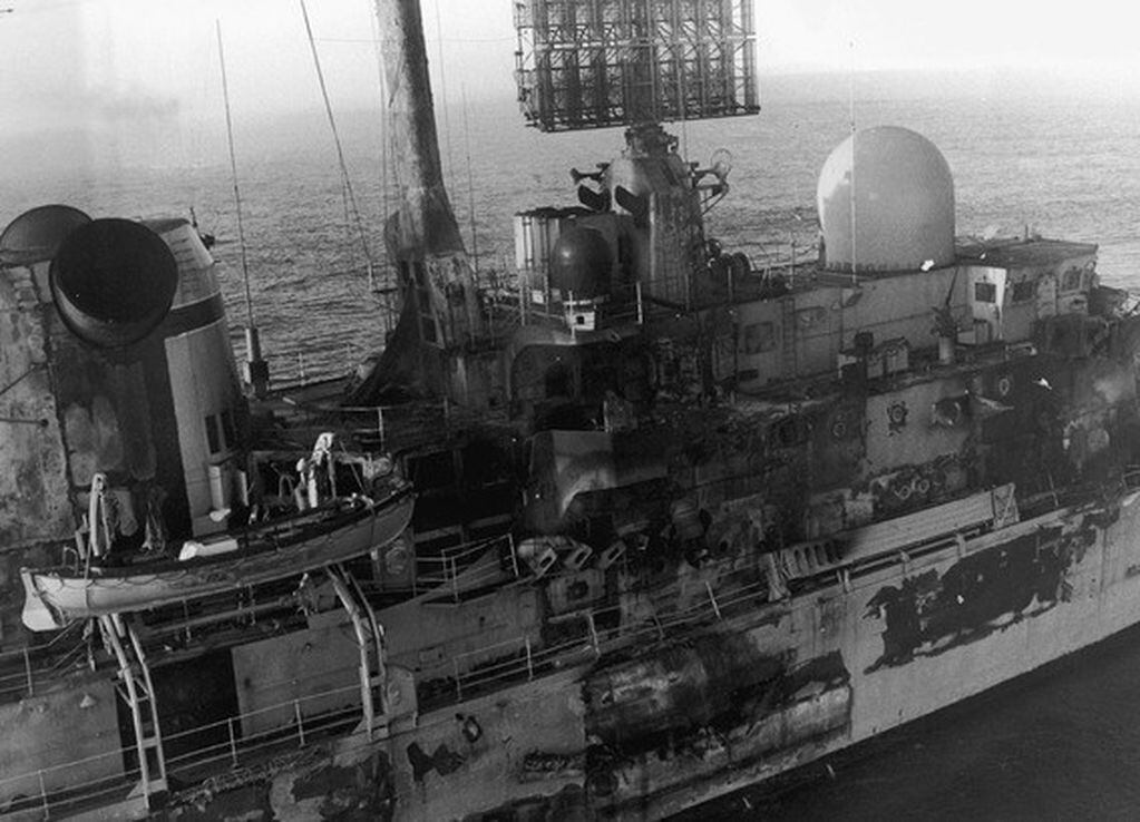 El HMS "Sheffield" tuvo graves averías lo que le produjo el inminente hundimiento.
