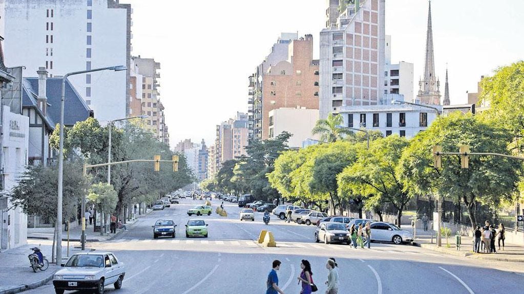 Avenida Hipólito Yrigoyen, columna vertebral del barrio Nueva Córdoba.