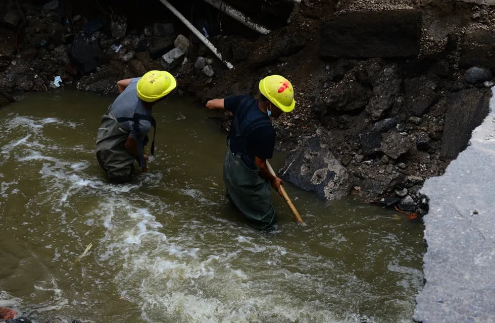 Un caño de cloacas roto ocasionó un río de aguas servidas en la zona. (José Gabriel Hernández)