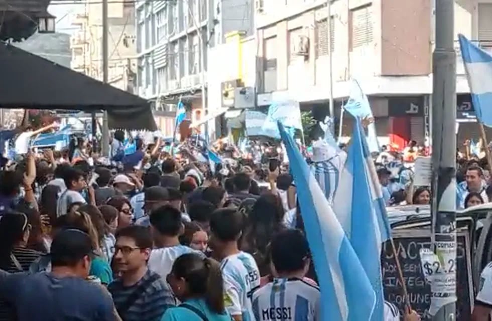 La esquina de calles Belgrano y Otero, en el centro comercial de San Salvador de Jujuy, totalmente saturada de hinchas en pleno festejo por el campeonato mundial logrado por la Selección Argentina.