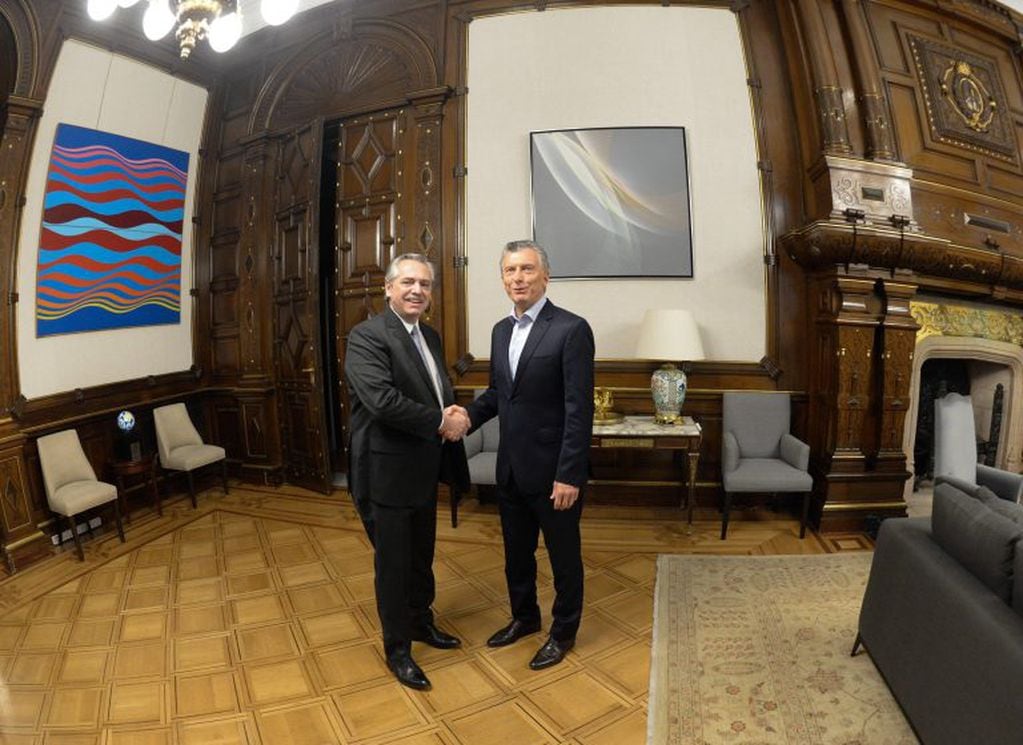 El mandatario electo, Alberto Fernández, saluda al actual presidente, Mauricio Macri , en la Casa Rosada. Crédito: EFE/Presidencia de Argentina.