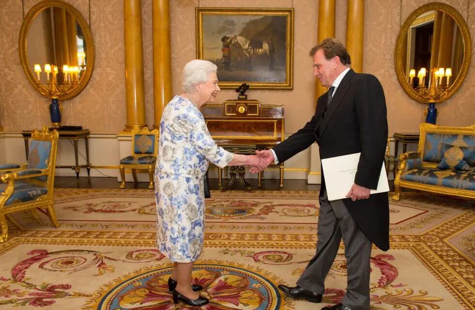 Ambassador of Argentina Carlos Sersale di Cerisano is greeted by Britain's Queen Elizabeth II, during a private audience at Buckingham Palace in London, Thursday June 23, 2016. (Dominic Lipinski/Pool via AP) inglaterra londres Carlos Sersale di Cerisano Linette de Jager reina isabel segunda ceremonia presentacion cartas credenciales diplomaticas del nuevo embajador de argentina nuevo embajador de argentina se presenta ante la reina
