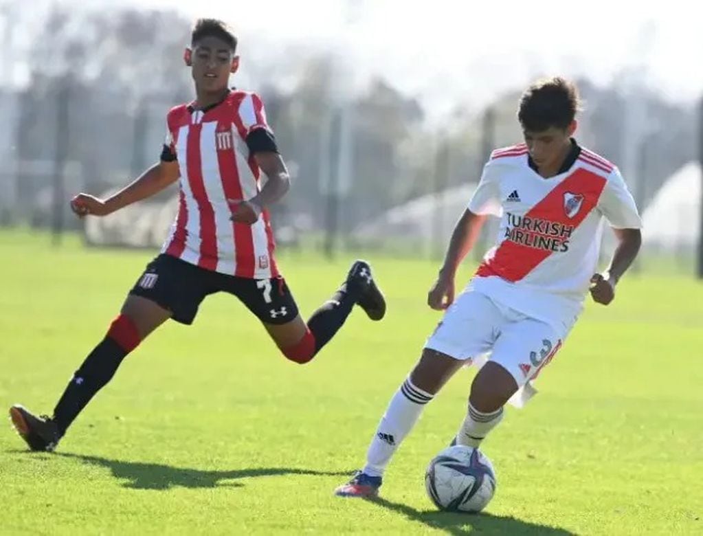 Emiliano Quevedo, el jugador juvenil de San Juan que la rompe en River Plate.