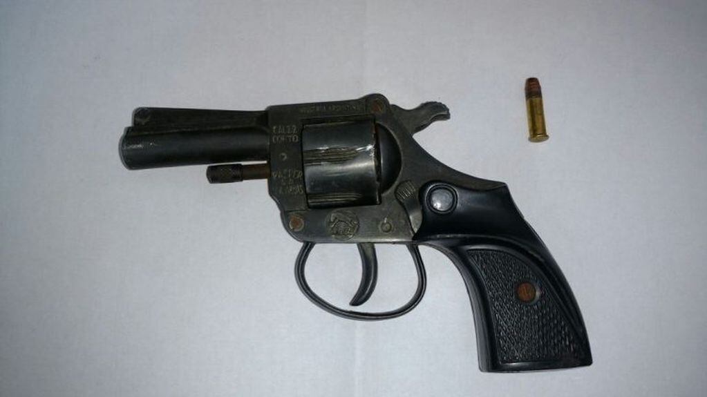 Pistola secuestrada tras un intento de robo en Balcarce y 3 de Febrero. (@leodelga2)