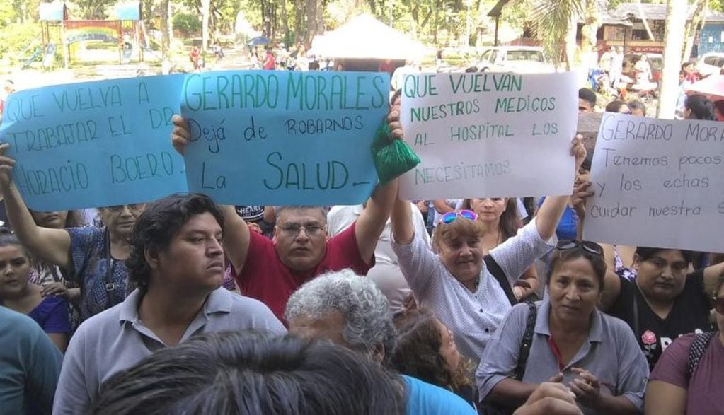 Desplegando carteles ante las cámaras de los medios, el grupo que se movilizó este lunes al hospital "Dr. Oscar Orías", de Libertador Gral. San Martín.