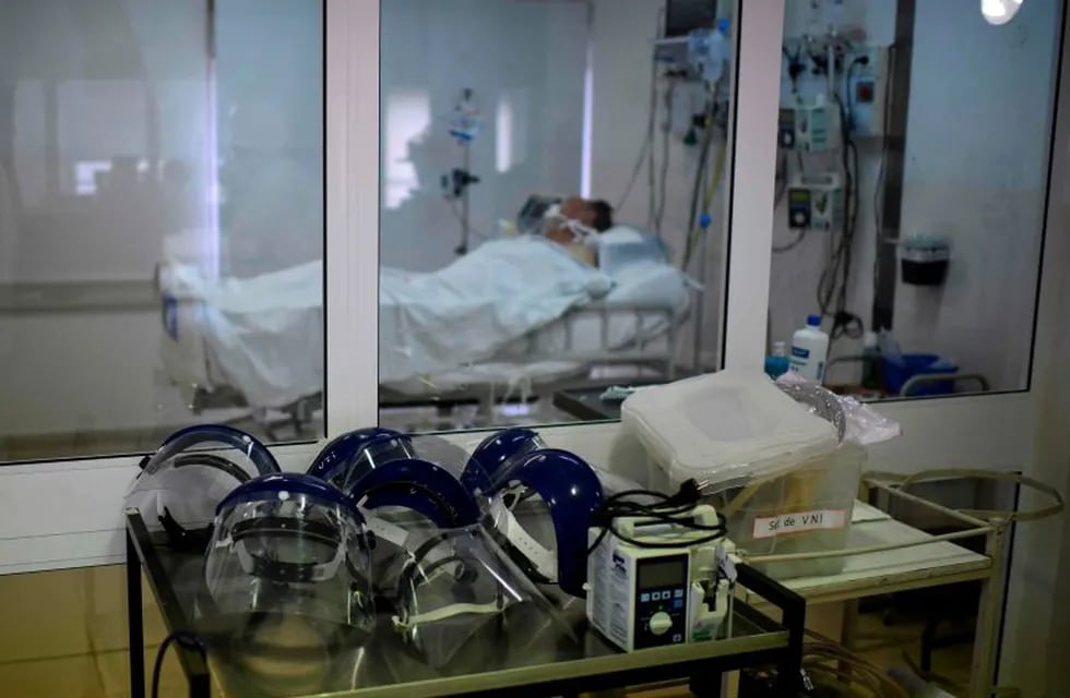 Faces shields are seen at the intensive care unit of the Doctor Alberto Antranik Eurnekian Public Hospital in Ezeiza, in the outskirts of Buenos Aires on July 1, 2020, amid the new coronavirus pandemic. (Photo by RONALDO SCHEMIDT / AFP)   CASOS DEL DIA CORONAVIRUS  PACIENTE CON COVID - 19  ARGENTINA   CASOS DEL DIA CORONAVIRUS  PACIENTE CON COVID - 19  ARGENTINA    INFECTADO INFECTADA INFECTADOS TERAPIA INTENSIVA MASCARAS MASCARA