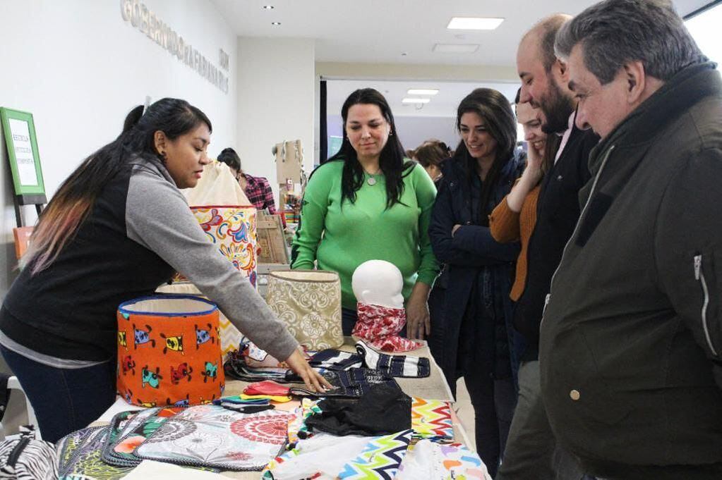 Funcionarios municipales recorrieron la Expo Feria de Economía Sustentable, desarrollada en la Casa de la Mujer.