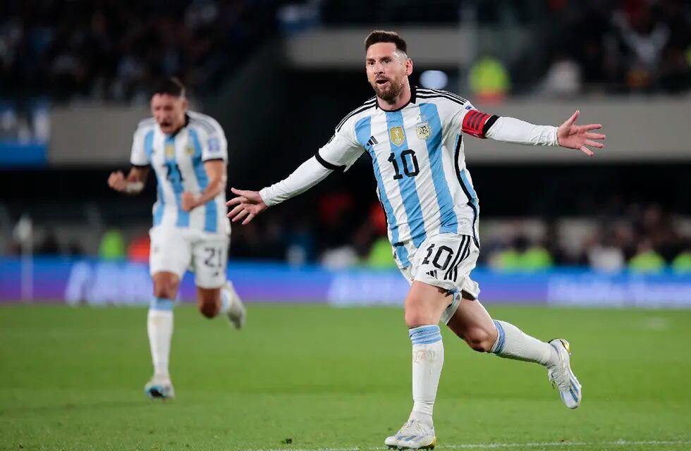 ionel Messi de Argentina celebra un gol hoy, en un partido de las Eliminatorias Sudamericanas para la Copa Mundial de Fútbol 2026 entre Argentina y Ecuador en el estadio Más Monumental en Buenos Aires (Argentina). EFE/ Luciano González