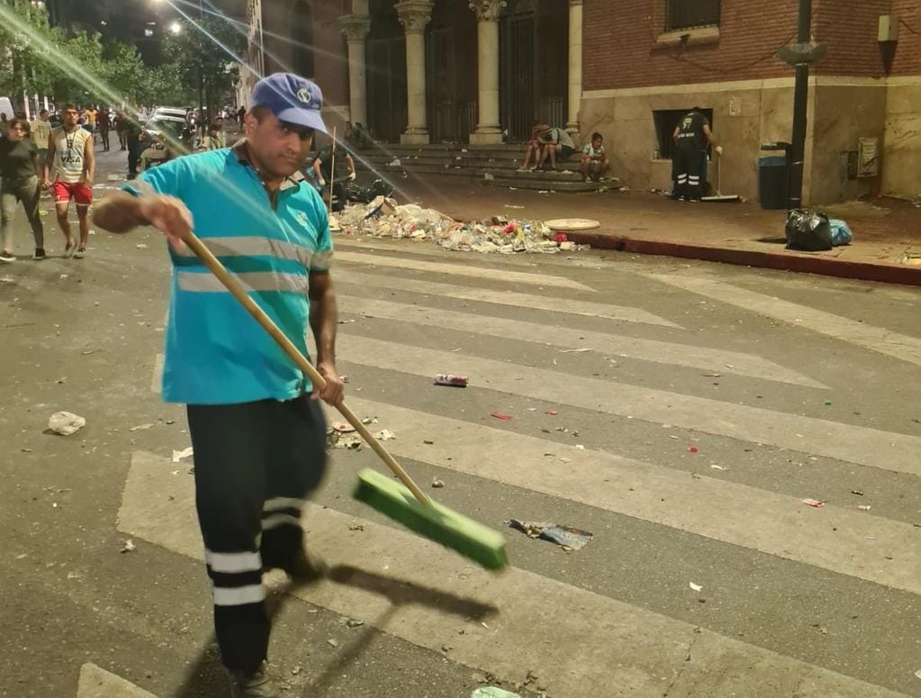 El Coys se encarga de la limpieza en la zona del Patio Olmos tras los festejos del domingo. (Municipalidad de Córdoba)