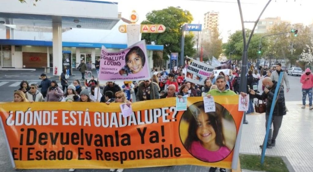 Los familiares de Guadalupe Lucero, el 14 de junio de 2023, marcharon por las calles de San Luis reclamando la aparición de la nena. 