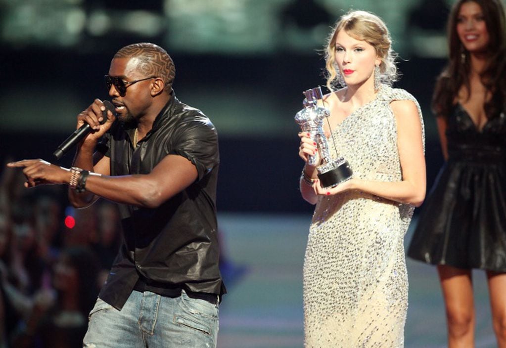En 2009, West subió al escenario de los MTV VMA’s mientras Taylor recibía un premio y afirmó que la cantante no merecía ganar el Video del Año.