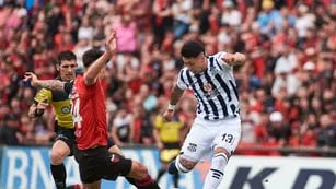 Luis Sequeira intenta gambetear a un rival en el partido entre Colón y Talleres