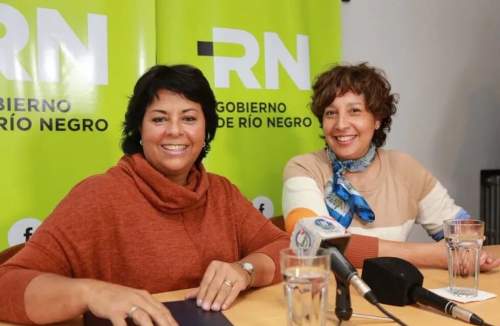 Arabela Carrreras junto a la ministra de Turismo, Martha Vélez.