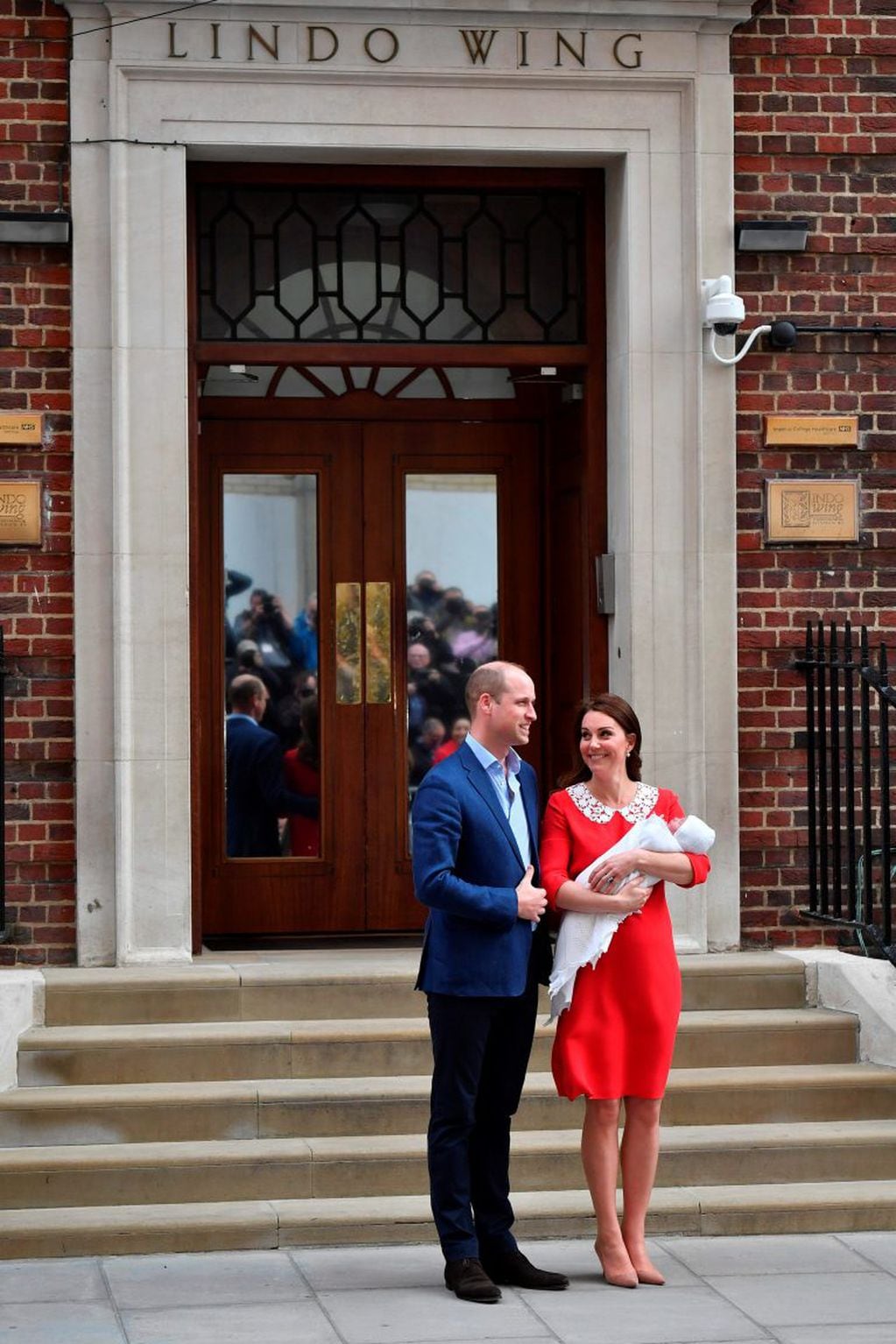 A horas de dar a luz, Kate Middleton y el príncipe Guillermo mostraron a su hijo.