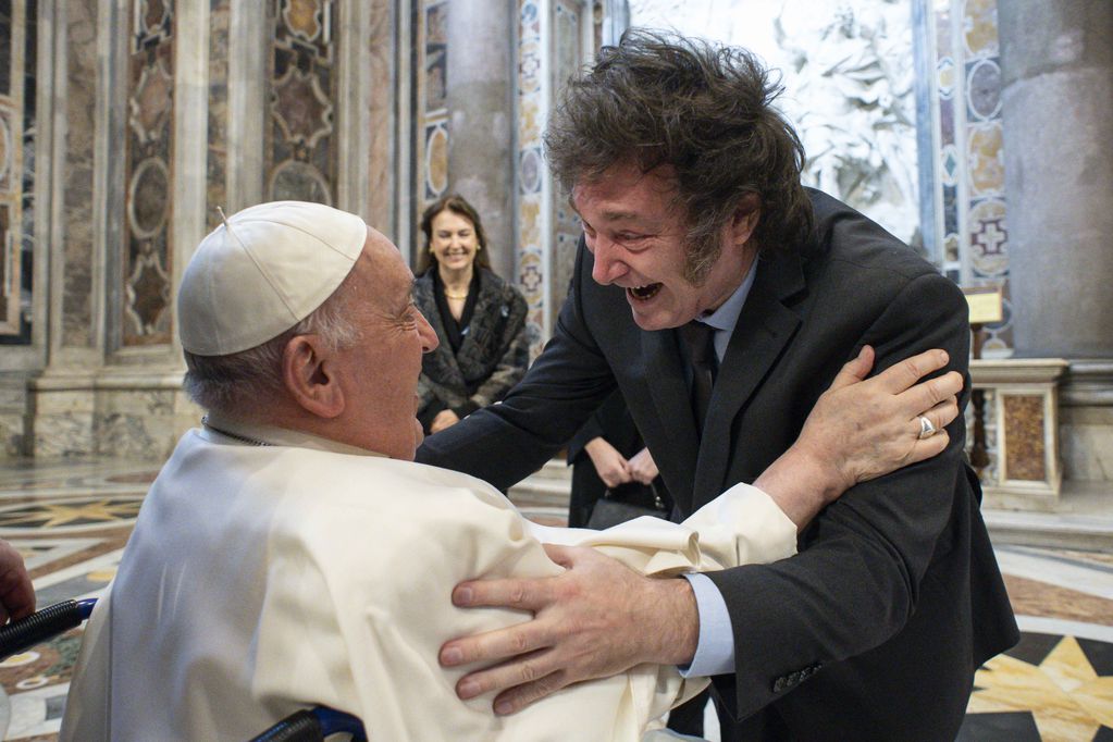 Milei y el jefe del Vaticano se abrazaron dentro del templo católico.