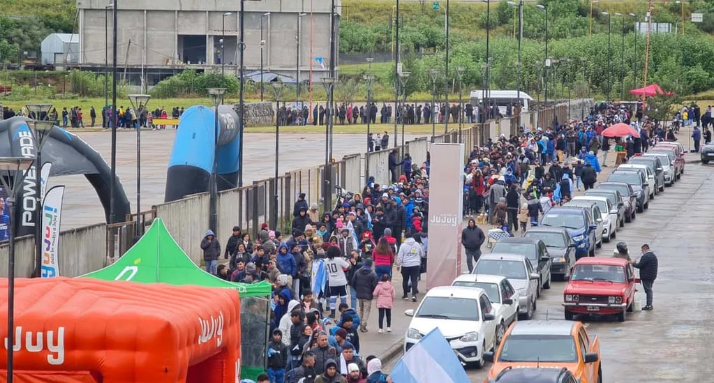 Varios miles de personas concurrieron el pasado sábado a la Ciudad Cultural de Jujuy para conocer en modo "presencial" la Copa del Mundo, la Copa América y la Finalíssima, que estuvieron expuestas durante diez horas.