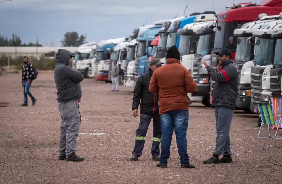 Denuncian malos tratos y ya se acumulan más de 1500 camiones en Uspallata.
Foto: Ignacio Blanco / Los Andes
