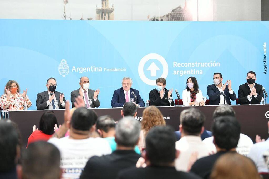 Fernández junto al gobernador, Gustavo Melella, entre otros.
