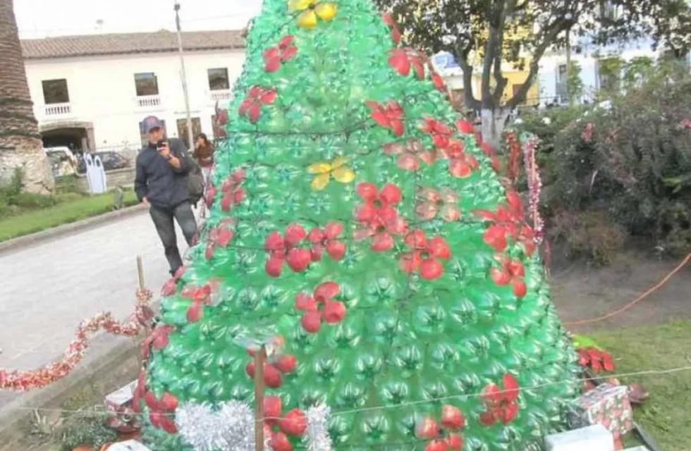 Arbolito de Navidad hecho con botellas recicladas.
