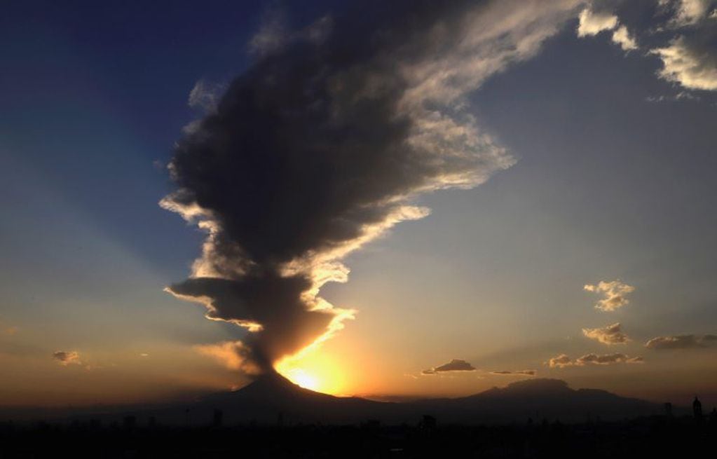 Vista general del volcán Popocatépetl donde se observa una humareda de ceniza que superó los 2 kilómetros de altura este viernes, en Puebla (México). (Foto: EFE/Hilda Ríos)