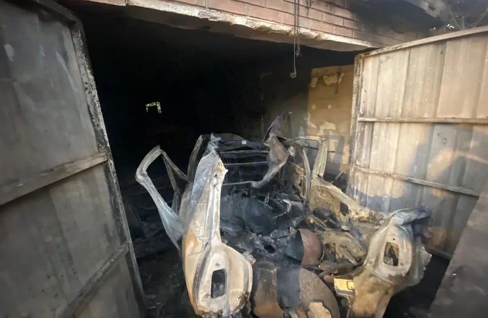 Un incendio en un taller de autos en la ciudad de Córdoba produjo la sospecha de la Justicia.