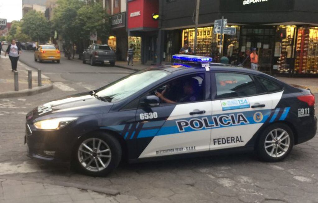 La delegación Jujuy de la Policía Federal dispuso una unidad que recorre el casco céntrico difundiendo mensajes de prevención contra el COVID-19.