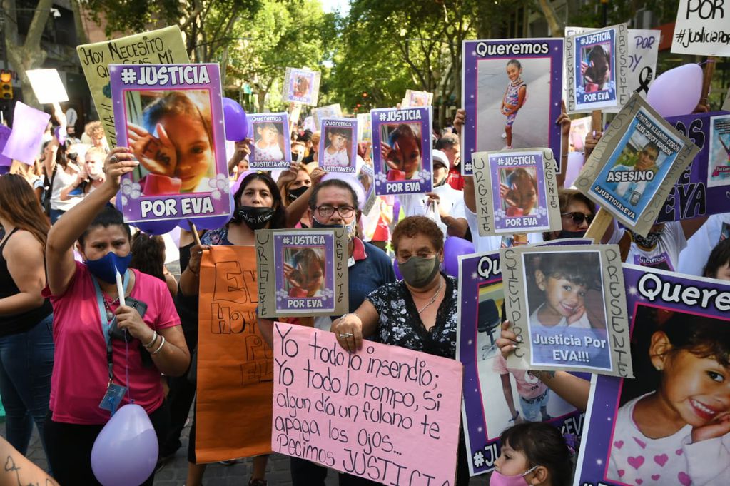 Con carteles, pancartas y fotos de Eva, los manifestantes pidieron justicia por el hecho.