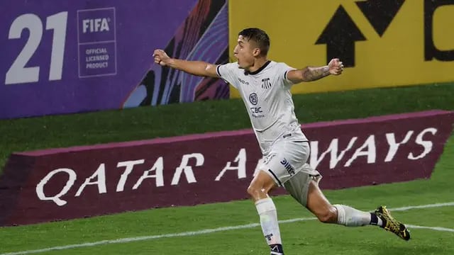 Nahuel Tenaglia festeja su gol en Colombia