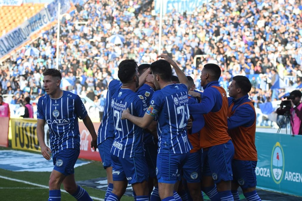 Los jugadores de Godoy Cruz festejan el gol de Salomón Rodríguez, segundo del Tomba.