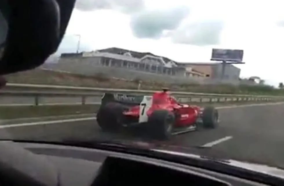 Manejó una Ferrari de Fórmula 1 en una autopista y ahora lo busca la policía.