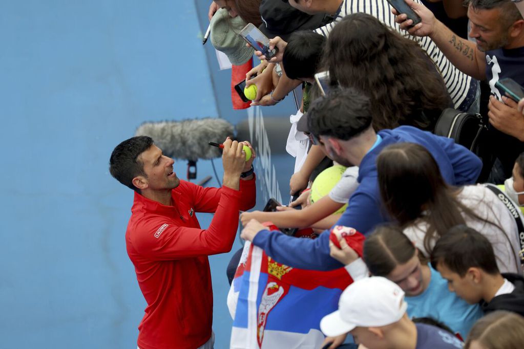 Novak Djokovic festejando la victoria con sus fans en las tribunas. (AP)