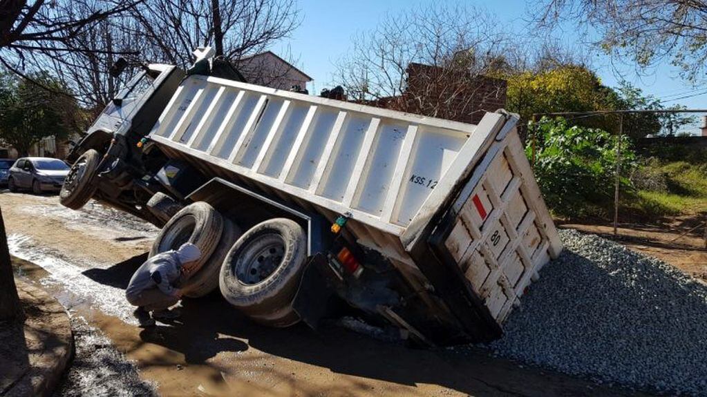 Se hundió el asfalto y un camión cayó en un pozo en Villa El Libertador.